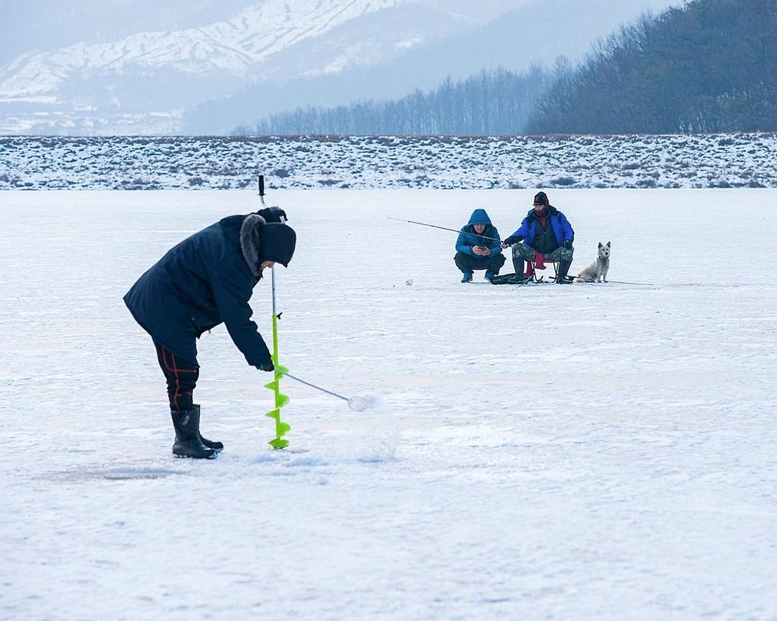 Pescadores no lago de montanha Icefishcenterpro